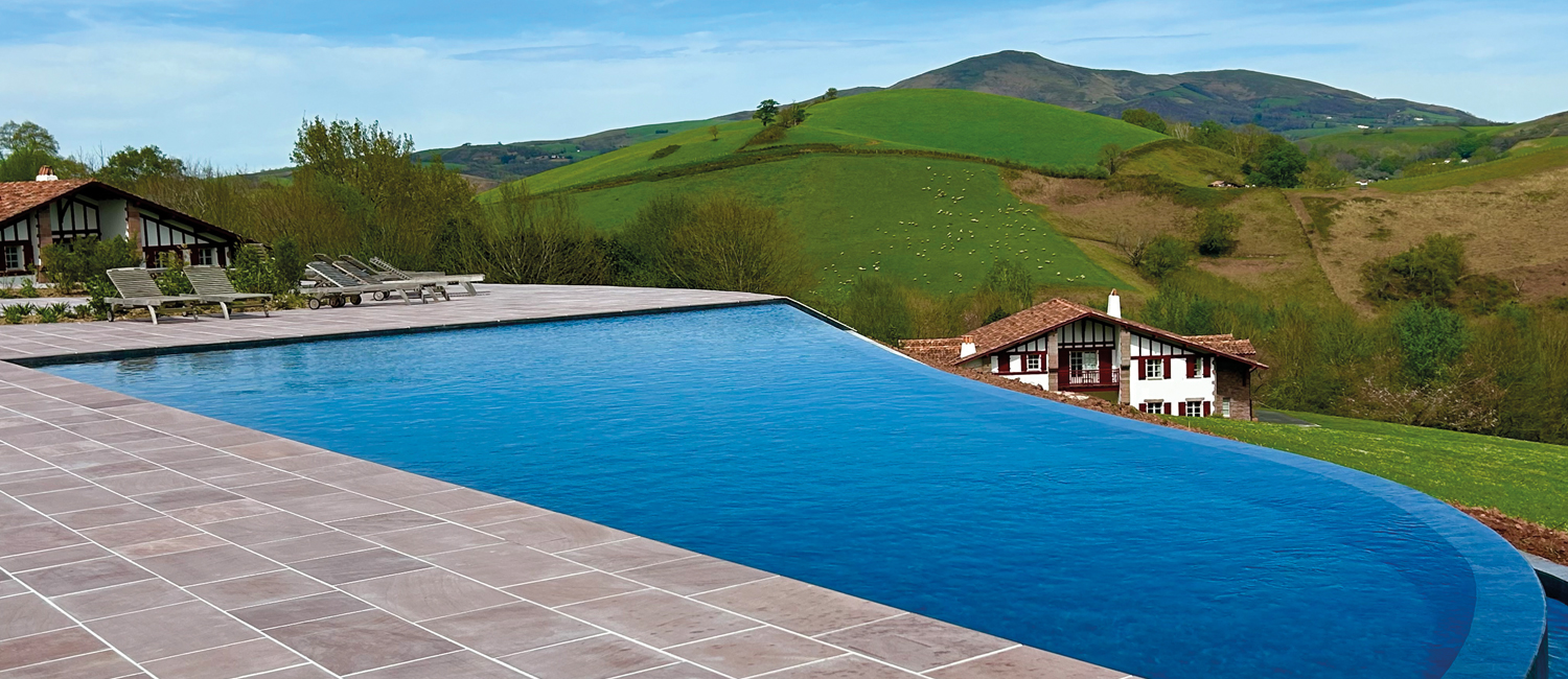 Piscine à débordement de l'Auberge d'Ostapé