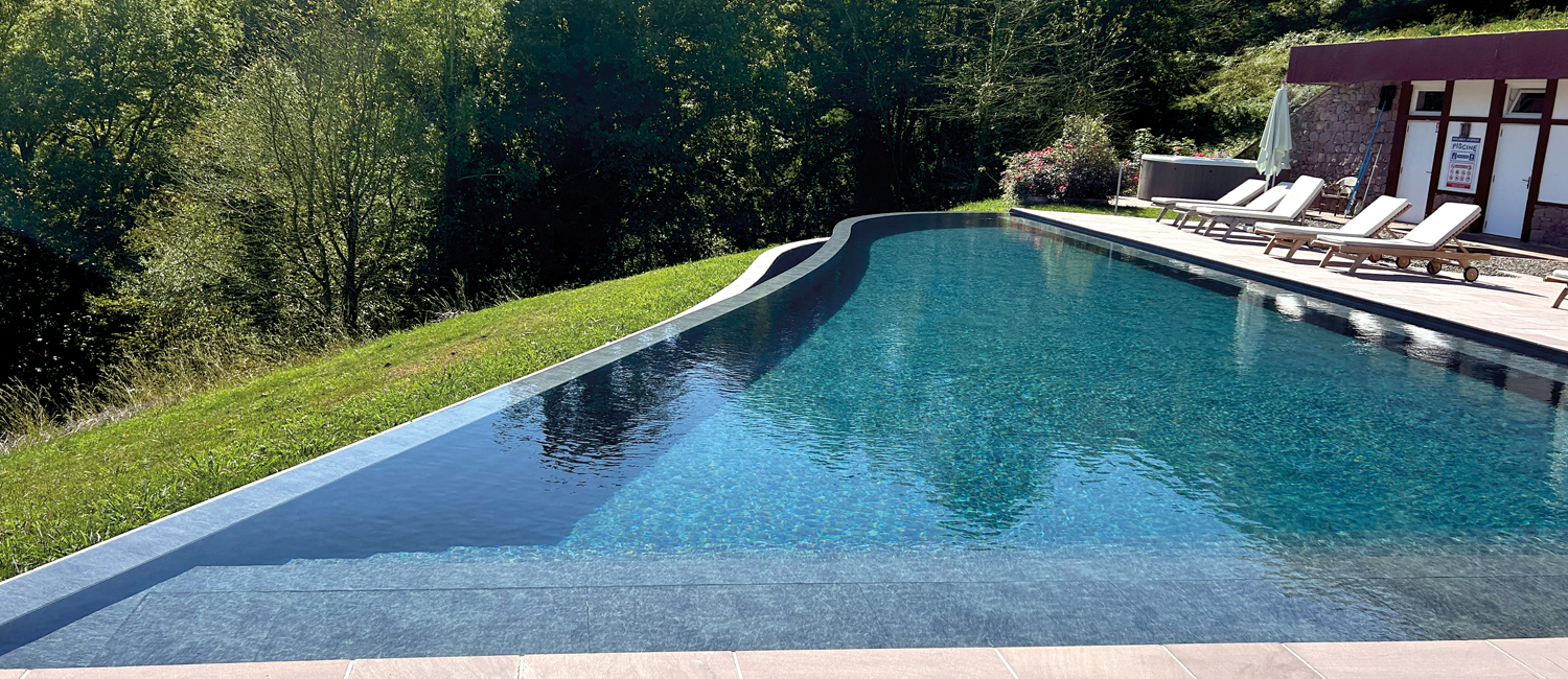 Piscine à débordement de l'Auberge d'Ostapé